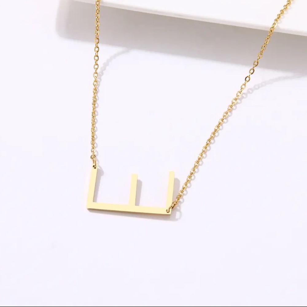◾️18k Gold Plated Sideways Initial Letter “E” Pendant Necklace